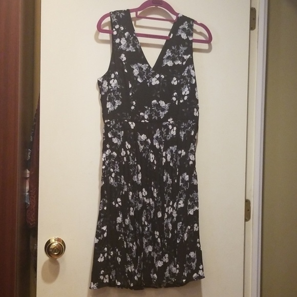 Banana Republic Dresses & Skirts - Banana Republic Floral Dress 4 Banana Republic Dresses & Skirts - Banana Republic Floral Dress 4